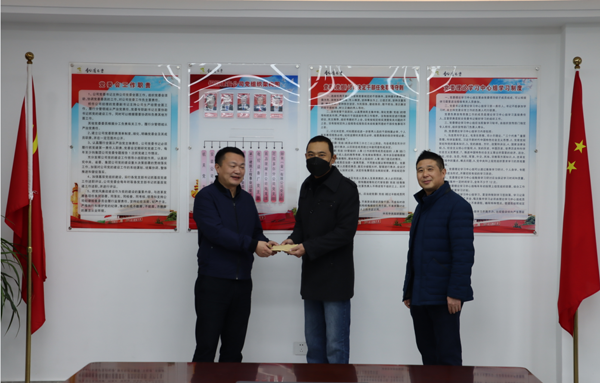 集團(tuán)公司黨委委員、副總經(jīng)理胡新付到公司走訪慰問
